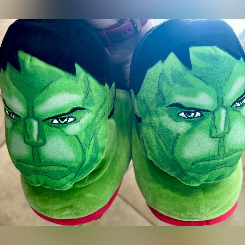 Size M / L Incredible Hulk Slippers